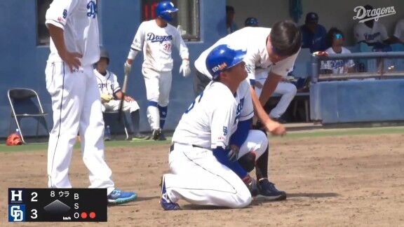 中日・鵜飼航丞、死球を受けて負傷交代