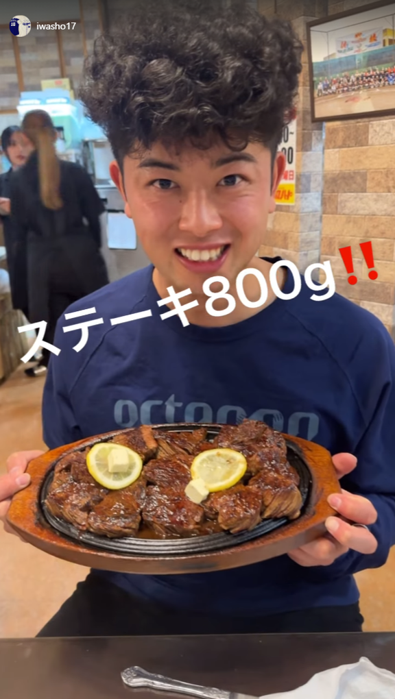 中日・松山晋也、ステーキ800グラムを手にニッコリ笑顔