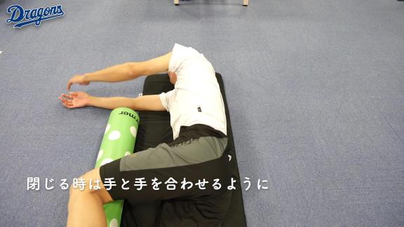 岡田俊哉投手と一緒にトレーニング！　中日が自宅でも簡単にできるストレッチ動画を公開！（キメ顔たっぷり）【動画】