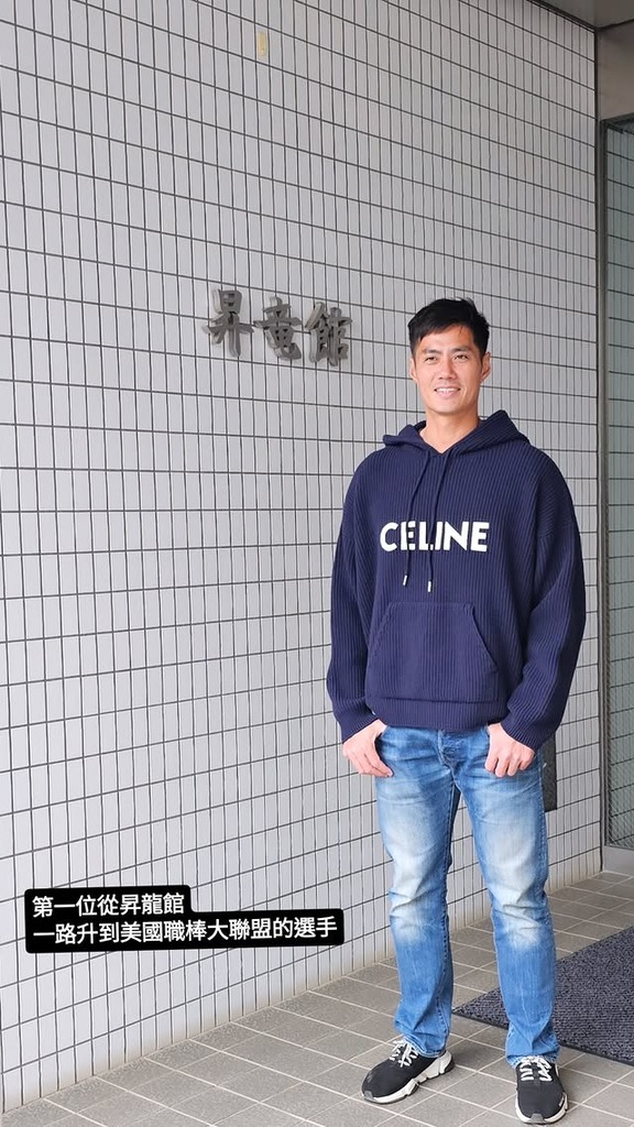 元中日・チェン、ナゴヤ球場や昇竜館で写真を撮る