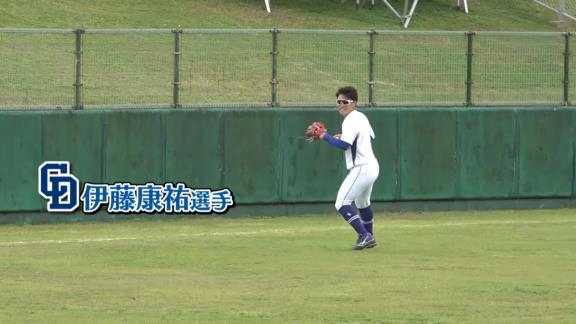 中日・伊藤康祐選手、テレビ用のコメントをする