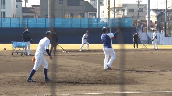 中日・高橋周平、山下斐紹を休ませない軽快過ぎる守備を見せる　山下「こいつ意地悪！」　周平「カモンカモーン！カモンカモンカモーン！」