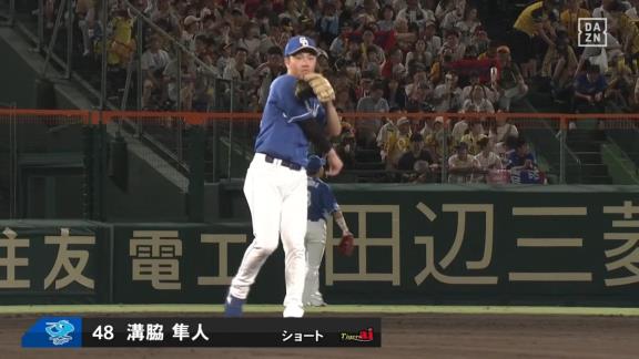 自打球の影響で負傷交代した中日・土田龍空、勝利のハイタッチで笑顔を見せる