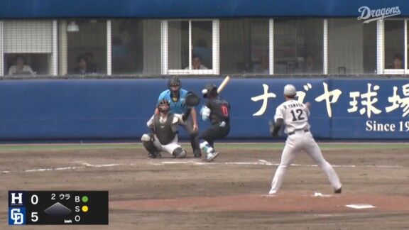 中日・辻本倫太郎、頭部死球を受けて途中交代…自力で歩く