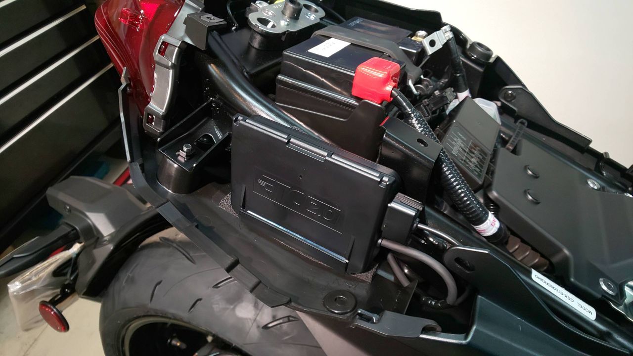 スズキ 新型 KATANA ETC取り付け場所からUSB電源の取り出し