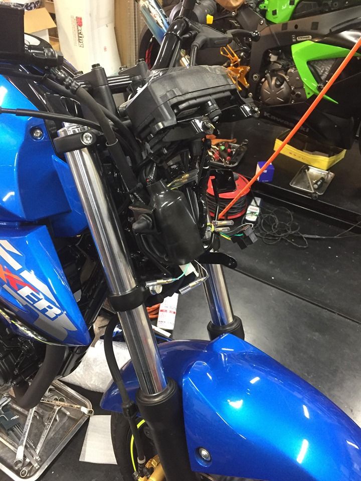 SUZUKI ジクサー ヘッドライト カスタム 丸目化しちゃいました SUZUKI ジクサー ヘッドライト カスタム 丸目化しちゃいました