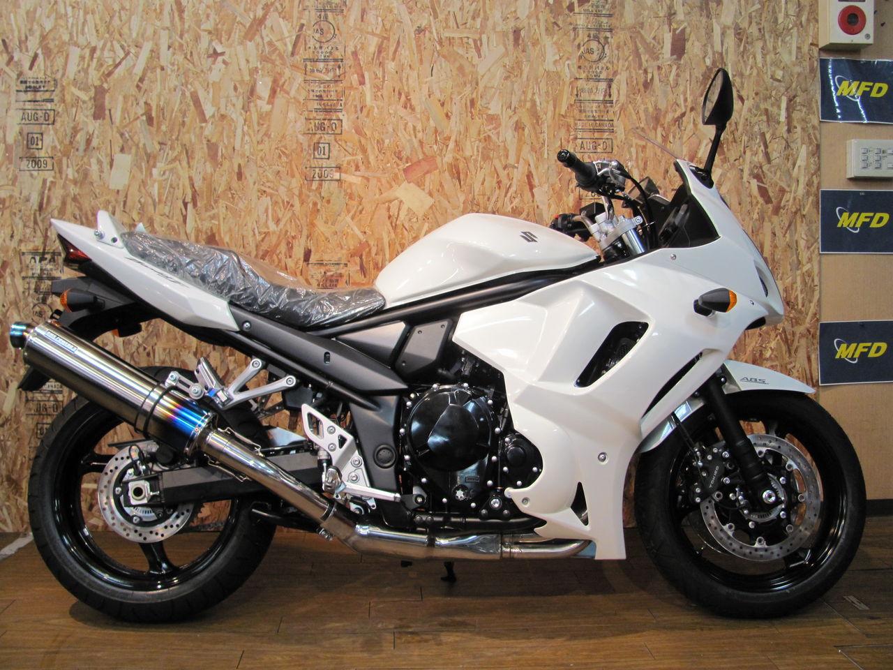 新車バンディット1250f Abs 特別企画 ビームスマフラー スリップオン付き 年末まで大特価 Mfd モトフィールドドッカーズ甲子園店 兵庫県西宮市の大型専門店 中古 新車を扱うバイク屋スタッフブログ バイク カスタムや買取り査定から新型インプレ スペック情報も