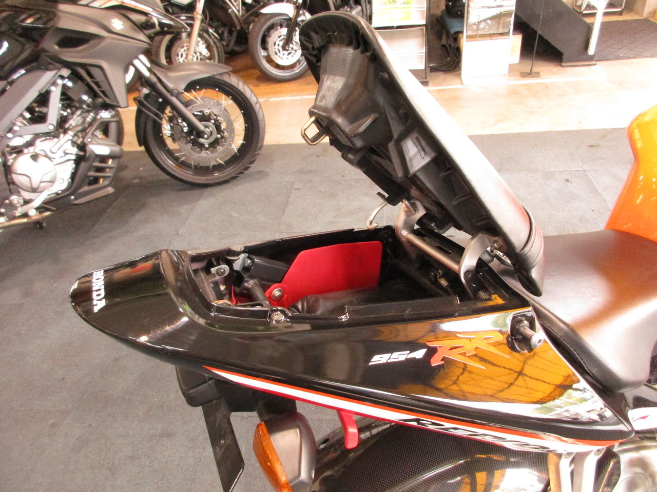 Cbr954rr 紹介 おすすめ販売中車両です モトフィールド ドッカーズ 横浜店 ｍｆｄ横浜 神奈川県横浜市旭区にあるバイクショップスタッフブログ