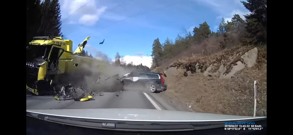 【画像】トラックと衝突したボルボｗｗｗｗｗｗｗｗｗｗｗｗｗｗ