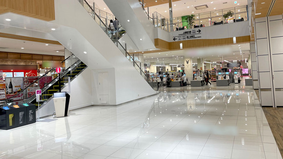 【悲報】イオンモールの通路を占拠し、水とかスマホのキャッチをしてるチャラい集団さぁ・・・・・・・