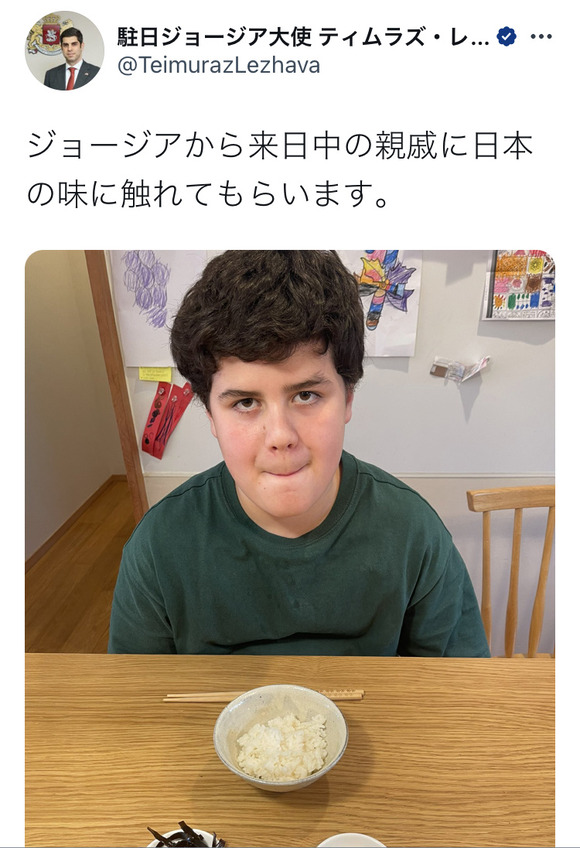 【朗報】　ジョージアから来た少年、初めての日本食を振る舞われるｗｗｗ(画像あり)