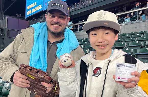 【朗報】大谷のホームランボール取ったおっさん、日本から来たキッズにプレゼントｗｗｗｗｗ(画像あり)