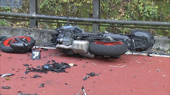 【悲報】峠でバイクおじさん2人がバイク同士の正面衝突、1人が死亡・・・