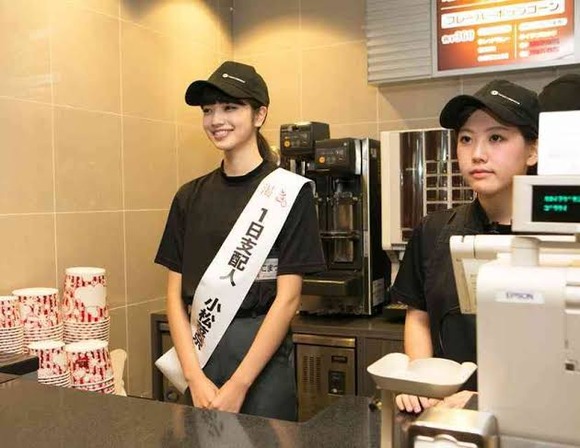 【悲報】このマックの店員さん、美人過ぎるｗｗｗｗｗｗｗｗｗｗｗ