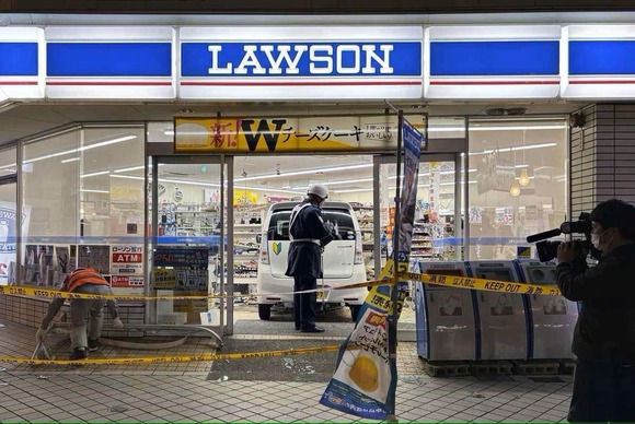 【画像】女性のローソン入店方法がヤバ過ぎると話題にｗｗｗｗｗｗｗｗｗｗｗｗｗｗｗｗ