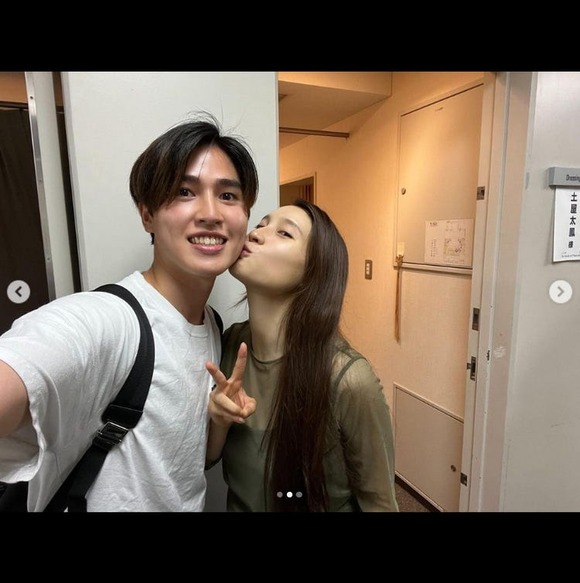 【朗報】　土屋太鳳（28）、大好きな弟（27）にキスする画像をインスタに投稿