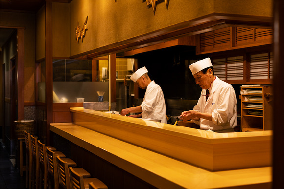 【驚愕】超高級寿司屋「2万円利益を出すには20万円分寿司握らないといけない。酒だとワイン1本で2万円の利益