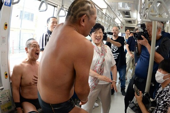 【驚愕】小池都知事にスギちゃん、川松都議も →史上初「都電プロレス」でみのると高木が55分の激闘ｗｗｗｗｗ