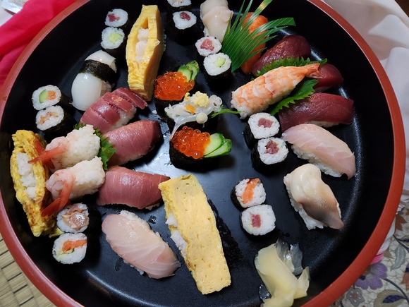 【画像】一般人にはギリギリ食べきれない量の寿司がこちらｗｗｗｗｗ
