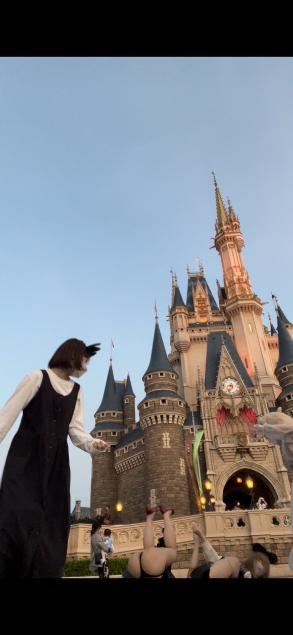 【画像】女さん、夢の国で尻丸出しになってしまうｗｗｗｗｗｗｗ