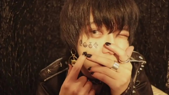 【悲報】顔面にポケモンのタトゥーを入れたYouTuber、青森では「雇ってくれるところない」と嘆く・・・・・・・