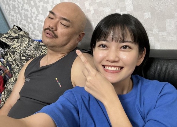 【悲報】　クロちゃん（46）の彼女（26）が可愛すぎてネット民敗北ｗｗｗｗｗｗｗｗ(画像あり)