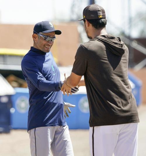 【画像】　イチロー、ダルビッシュを抱きしめる