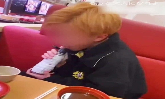 【悲報】一年前の日本人「このガキ回転寿司屋の醤油瓶舐めた！？追い込め！人生終わらせろ！」