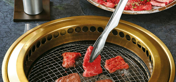 【画像】生肉トングを持ったZ世代「〇〇ちゃん！お肉焼けたからあげるよ！」→女性が下半身不随に・・・・