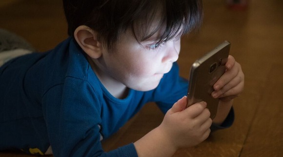 【悲報】スマホ与えられた5歳男児、とんでもない単語を検索してしまう・・・・・・