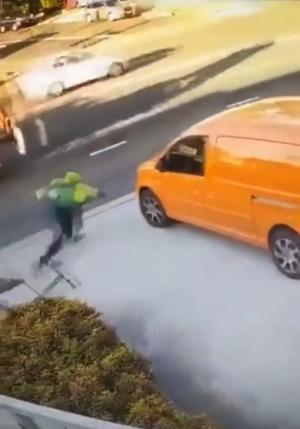 【動画】キックボード乗りさん、急ブレーキでぶっ飛んで車に2回轢かれる・・・