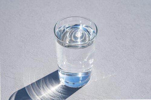 【困惑】コップ一杯の水を絶対にこぼさず北海道から沖縄まで陸路で行けたら10億円ｗｗｗｗｗｗｗｗｗｗ