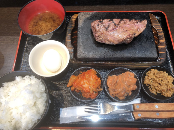【驚愕】1000円で食べられるステーキ定食がヤバすぎるｗｗｗ（※画像あり）
