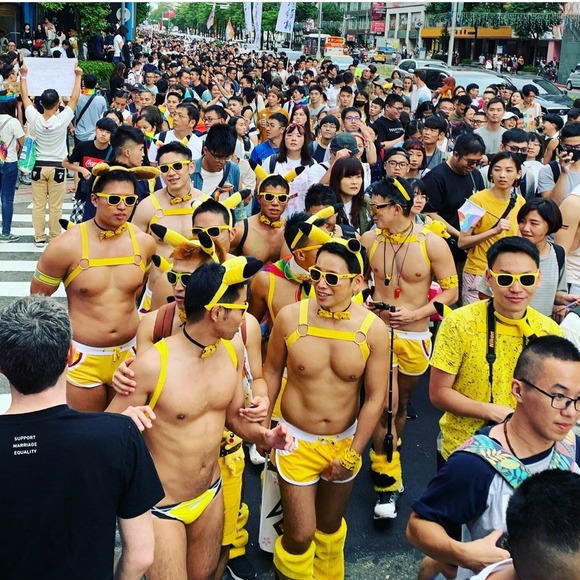 【朗報】台湾のパレードでのピカチュウのコスプレ、妖艶すぎるｗｗｗｗｗｗｗｗ