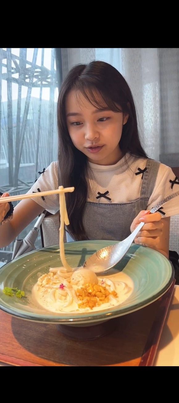 【画像】男の前だとうどんを一本ずつすする女ｗｗｗｗｗｗｗｗｗｗｗｗｗｗｗｗ