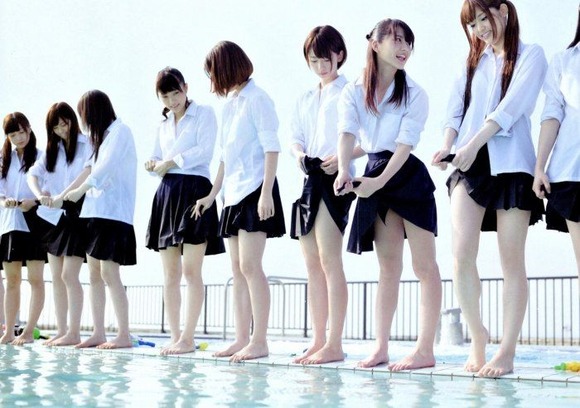 【画像】　臨海学校に来た高校生さんたち制服を脱ぎ捨ててしまうｗｗｗｗｗｗｗｗｗｗ