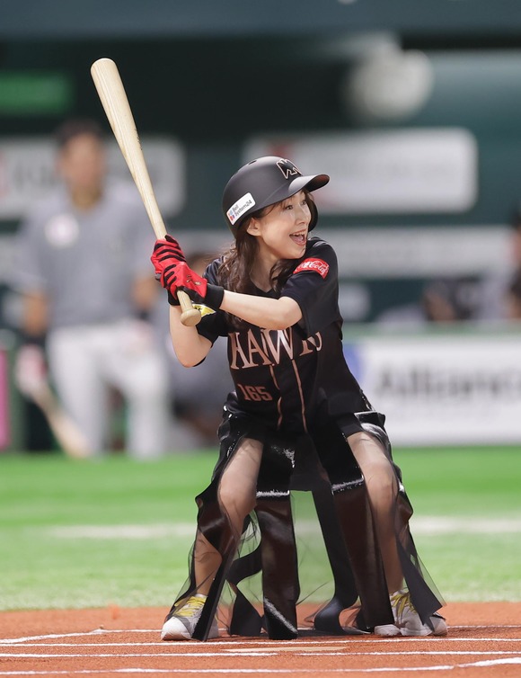 【画像】　森口博子ちゃん(54)のスッケスケ太腿始球式ｗｗｗｗｗｗｗｗｗｗｗｗｗ