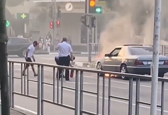 【動画】　ロシア人「車が燃えてる！消火器で消さなきゃ！」→想定外の事態が発生ｗｗｗｗｗ
