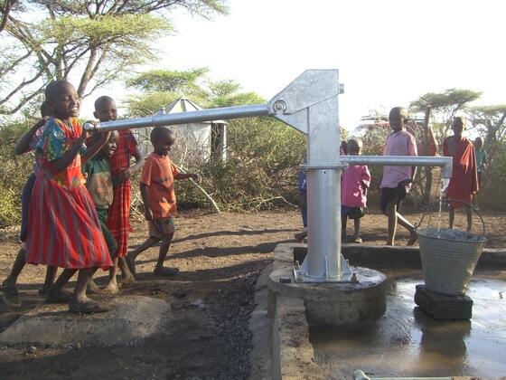 悲報 アフリカでは子供が四時間かけて飲み水を汲みに歩きます いや井戸掘ろうよ なんjクエスト