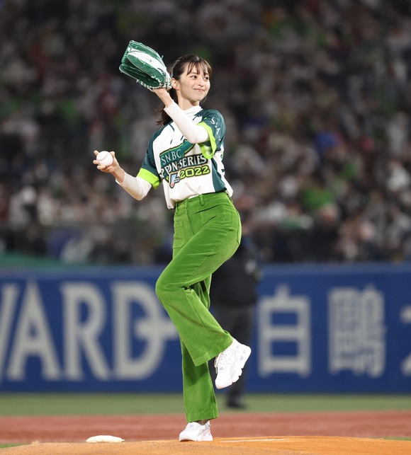 【朗報】中条あやみさん、始球式の舞台にとんでもない可愛さをひっさげて登場してしまうｗｗｗｗｗ