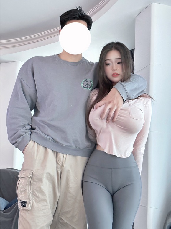 【画像】　中国で女性を鷲掴みにする羨ましい例のポーズ、流行ってしまうｗｗｗｗｗｗｗｗｗｗｗ