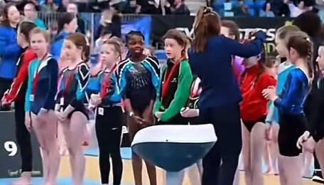 【悲報】黒人少女さん、表彰式で自分だけメダル授与されず咽び泣く・・・