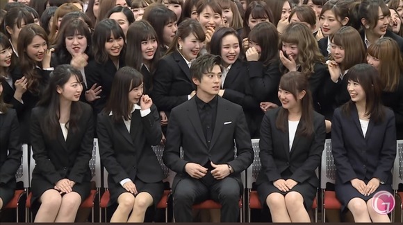 【画像あり】新田真剣佑さん、周りの女を全て女の顔にしてしまうｗｗｗｗｗｗｗｗ