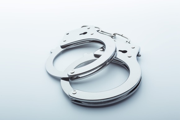 【驚愕】音楽イベント後、スタッフTシャツを着て楽屋に潜入した35歳女を逮捕ｗｗｗｗｗｗｗ