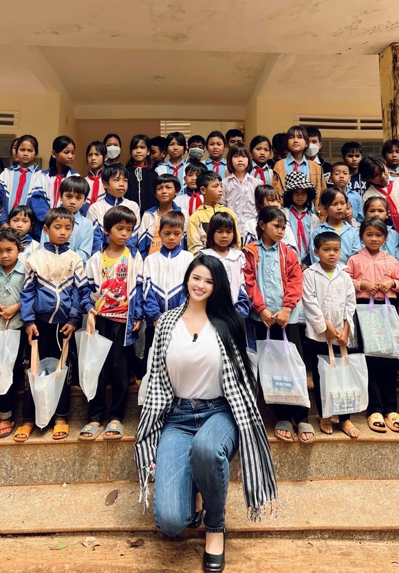 【画像あり】　インフルエンサー女子さん「カンボジアで慈善活動してみたｗｗｗﾊﾟｼｬ」