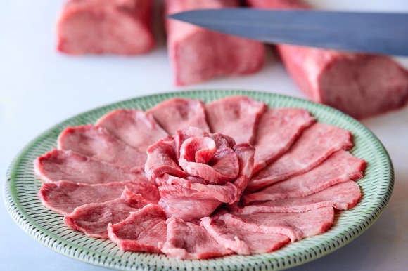 【悲報】食べ放題で「上タン50人前」を頼んで残したあたおかデブ、店長に激怒されてしまう・・・・・・・・