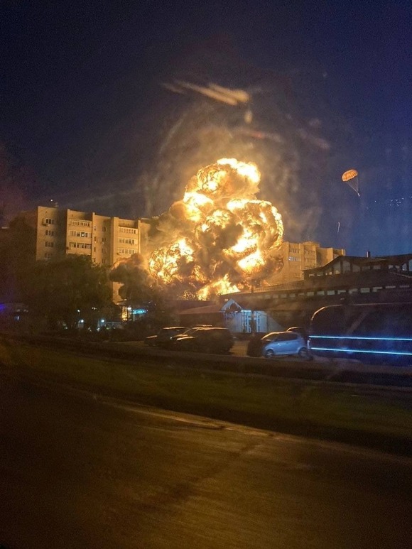 【悲報】　ロシア、もうめちゃくちゃ。今度は軍用機がマンションに墜落、幻想的な写真が撮られる・・・