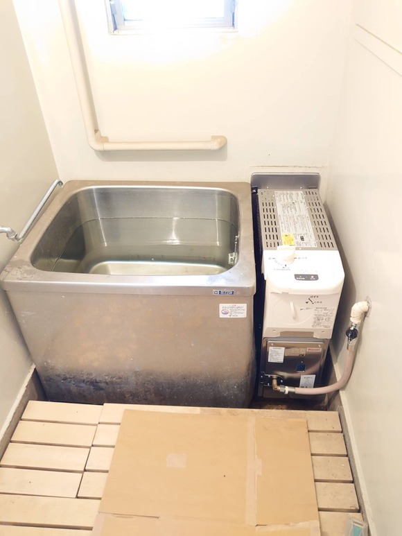 【画像】昔のお風呂、狭すぎるｗｗｗｗｗｗｗｗｗｗ