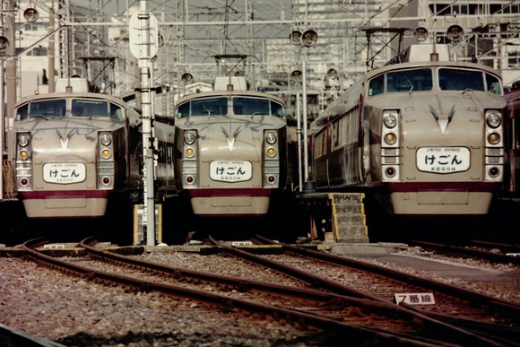 【画像】昭和の電車、なんか不気味すぎる・・・・・・・・・・・