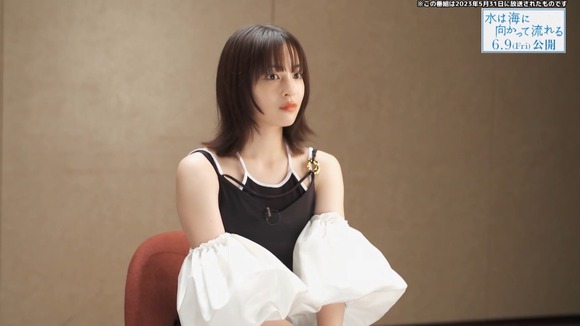 【画像あり】広瀬すず(25)、クソ小さいスク水を着せられてしまうｗｗｗｗｗｗｗ